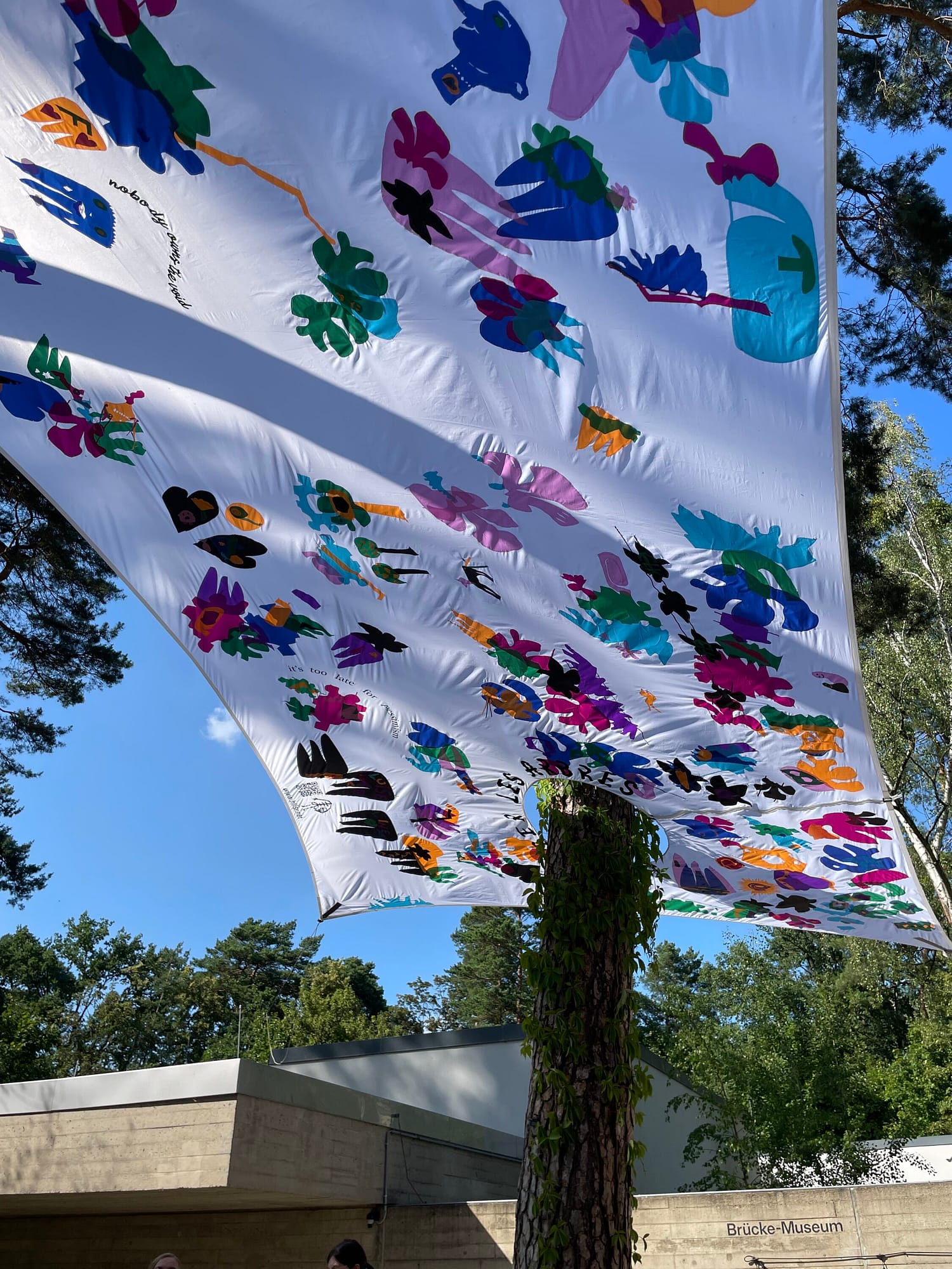 Schattenspender (embrasser les arbres) in the garden of Brücke Museum, 2025